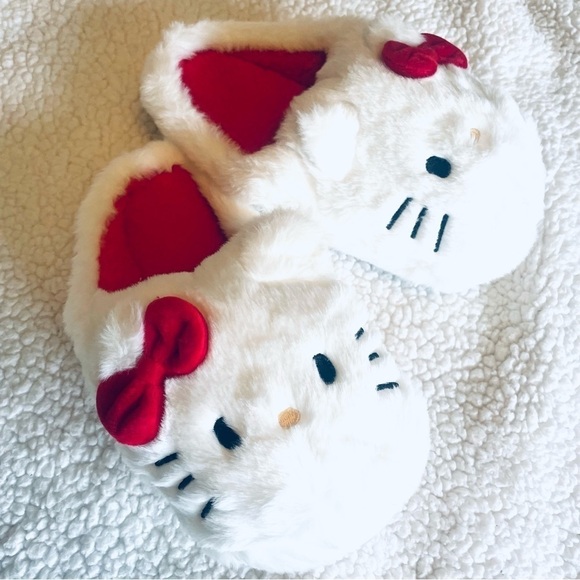 🐱NWT Hello Kitty by Sanrio Slippers - Plush and Soft - Size 5-5.5 💖 - Picture 3 of 10